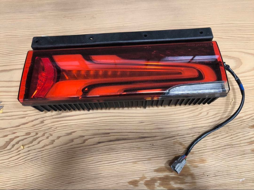 三菱ふそう 新型スーパーグレート 純正LEDテールランプ 【左のみ】