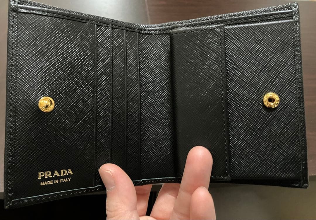 PRADA ブラック 二つ折り財布 サフィアーノレザー