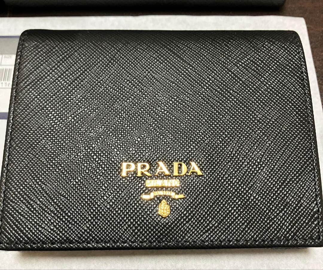 PRADA ブラック 二つ折り財布 サフィアーノレザー