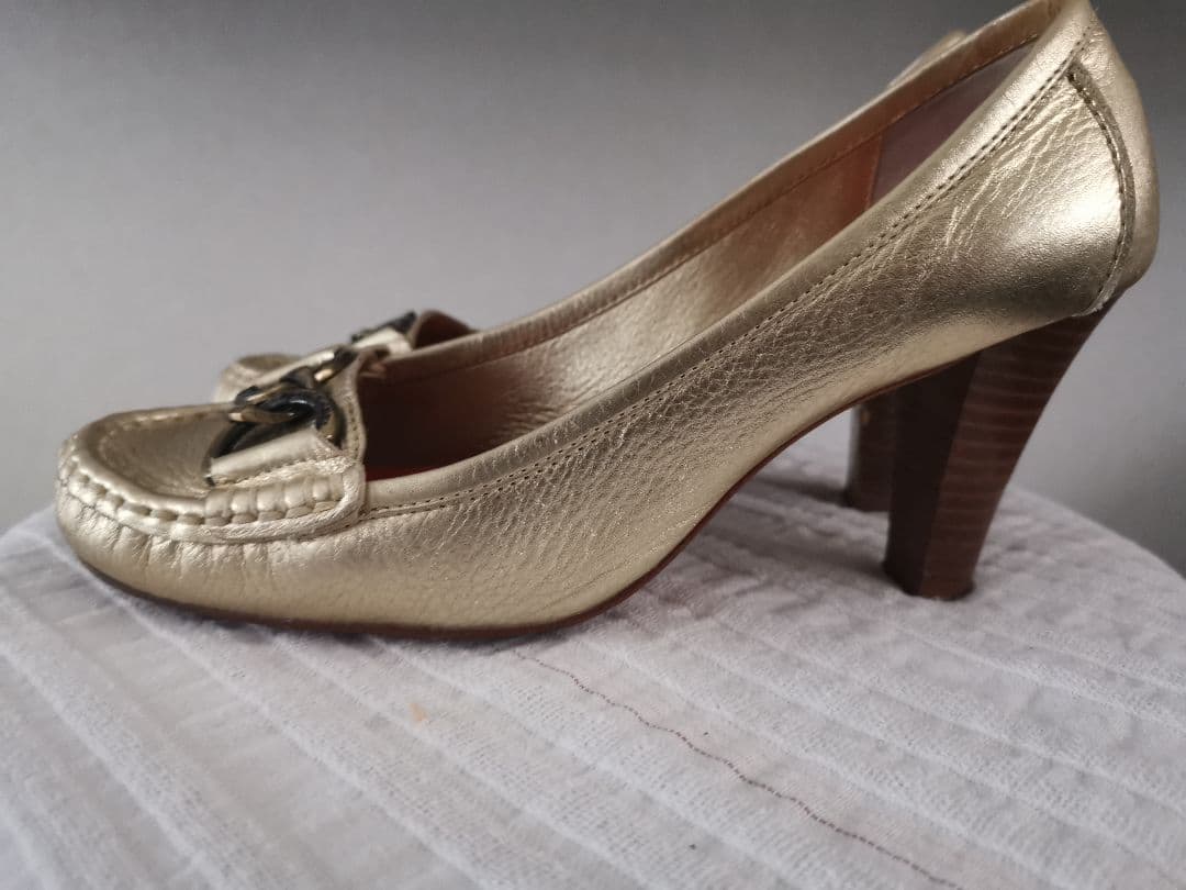 【BURBERRY】ゴールド ローファー風ヒールシューズ ヒール約8cm