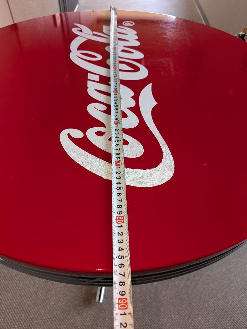 Coca-Cola ロゴ入り円形テーブル