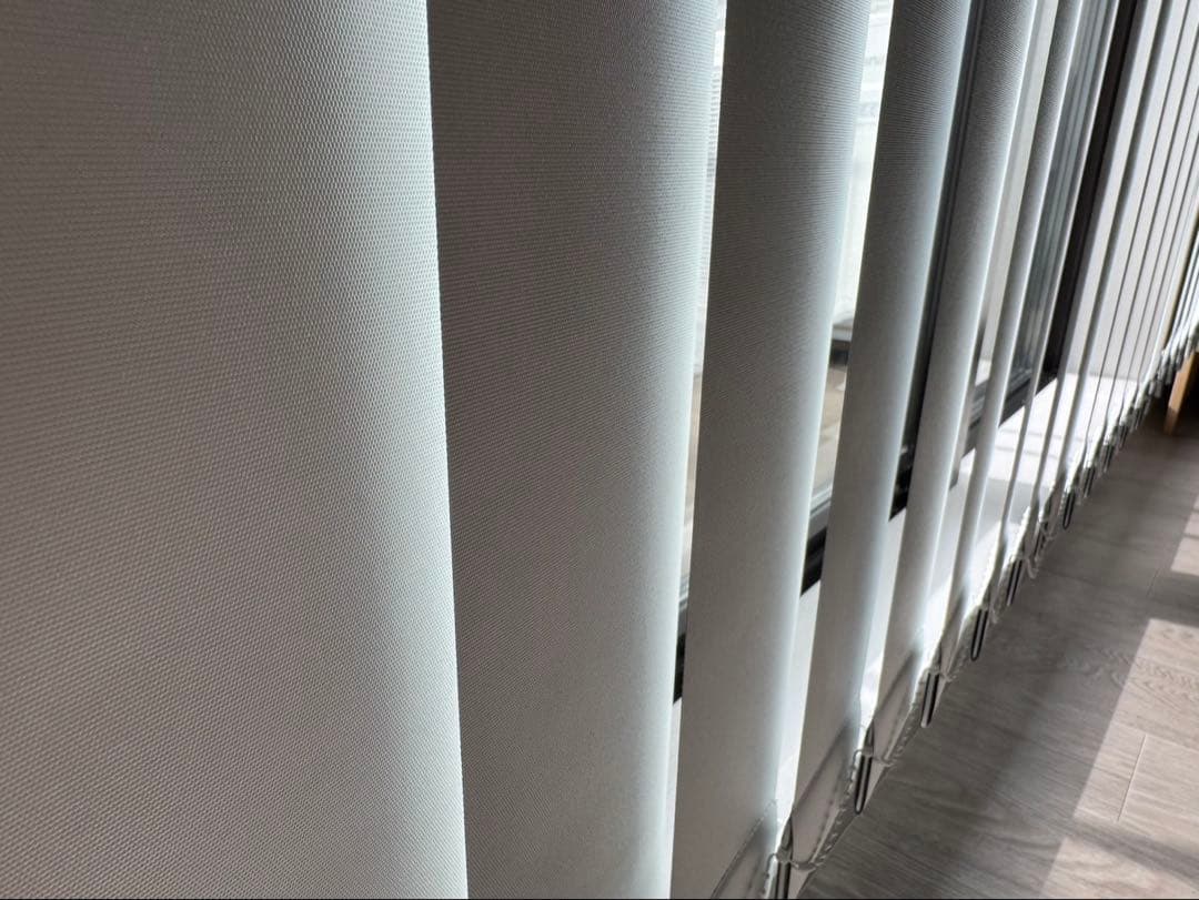 TUISS 遮光パール ホワイト バーチカルブラインド