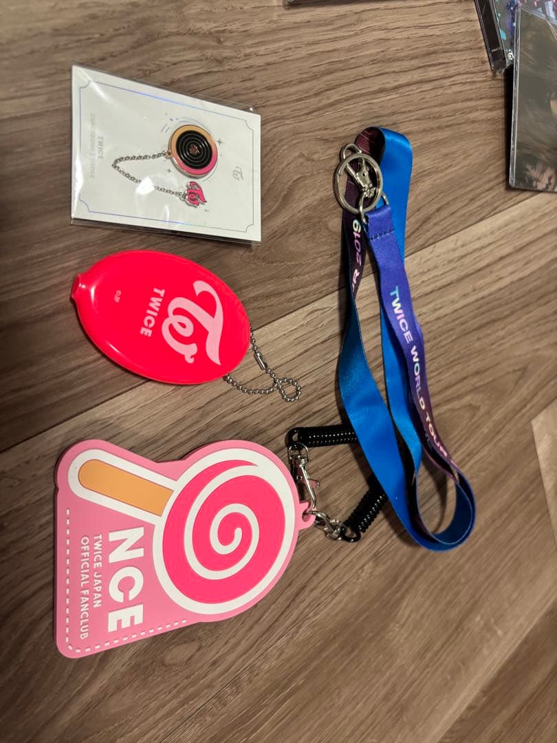 twice まとめ売り (CD、トレカ48枚、バッチ、グッズ)