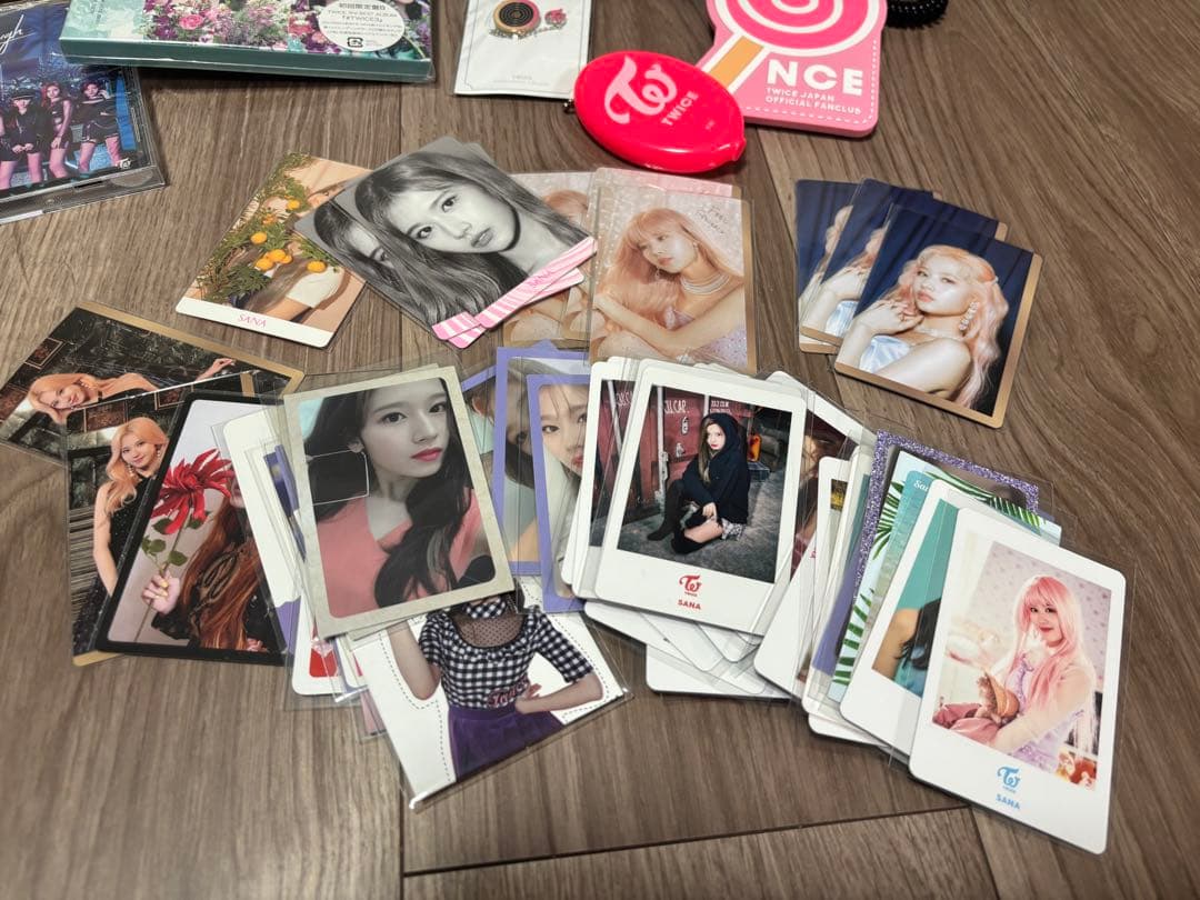 twice まとめ売り (CD、トレカ48枚、バッチ、グッズ)