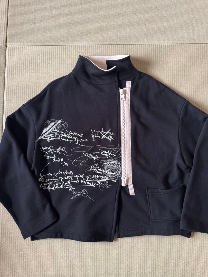 プリ　ムールハイネックパーカー 黒 手書き風グラフィック