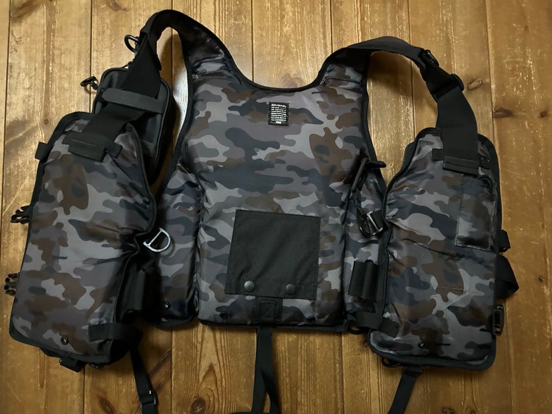 マ*ホ様 DAIWAフィッシングベストDF-6206 ブラック 迷彩柄