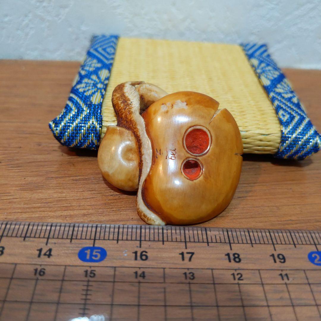 時代提物 超絶技巧根付 天然素材 在銘【茸と蝸牛】横幅約3.7cm 重さ約10ｇ