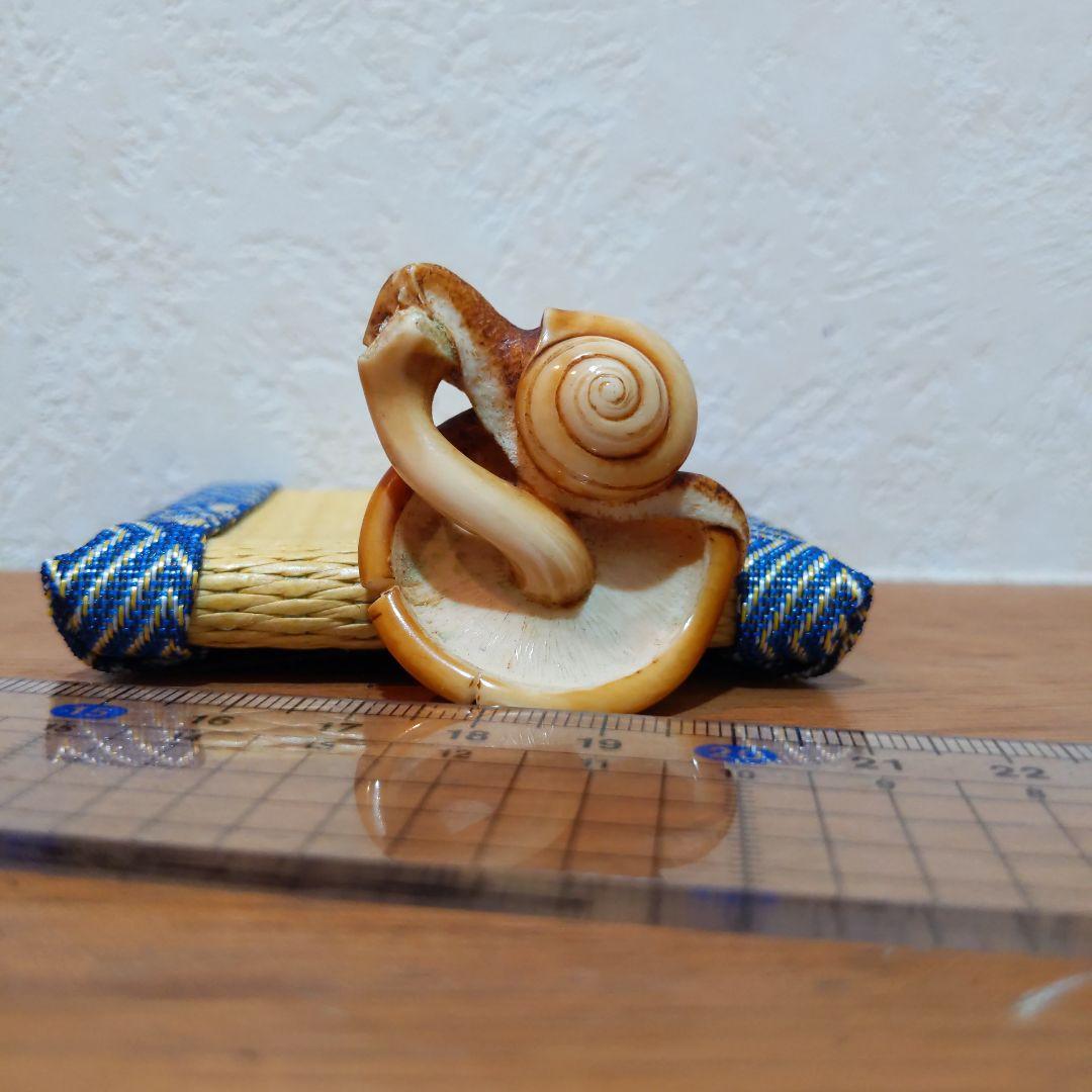時代提物 超絶技巧根付 天然素材 在銘【茸と蝸牛】横幅約3.7cm 重さ約10ｇ