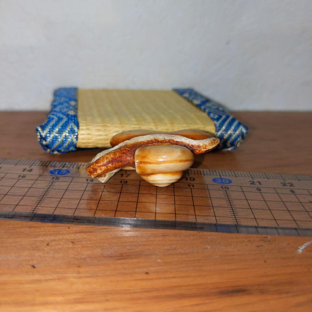 時代提物 超絶技巧根付 天然素材 在銘【茸と蝸牛】横幅約3.7cm 重さ約10ｇ