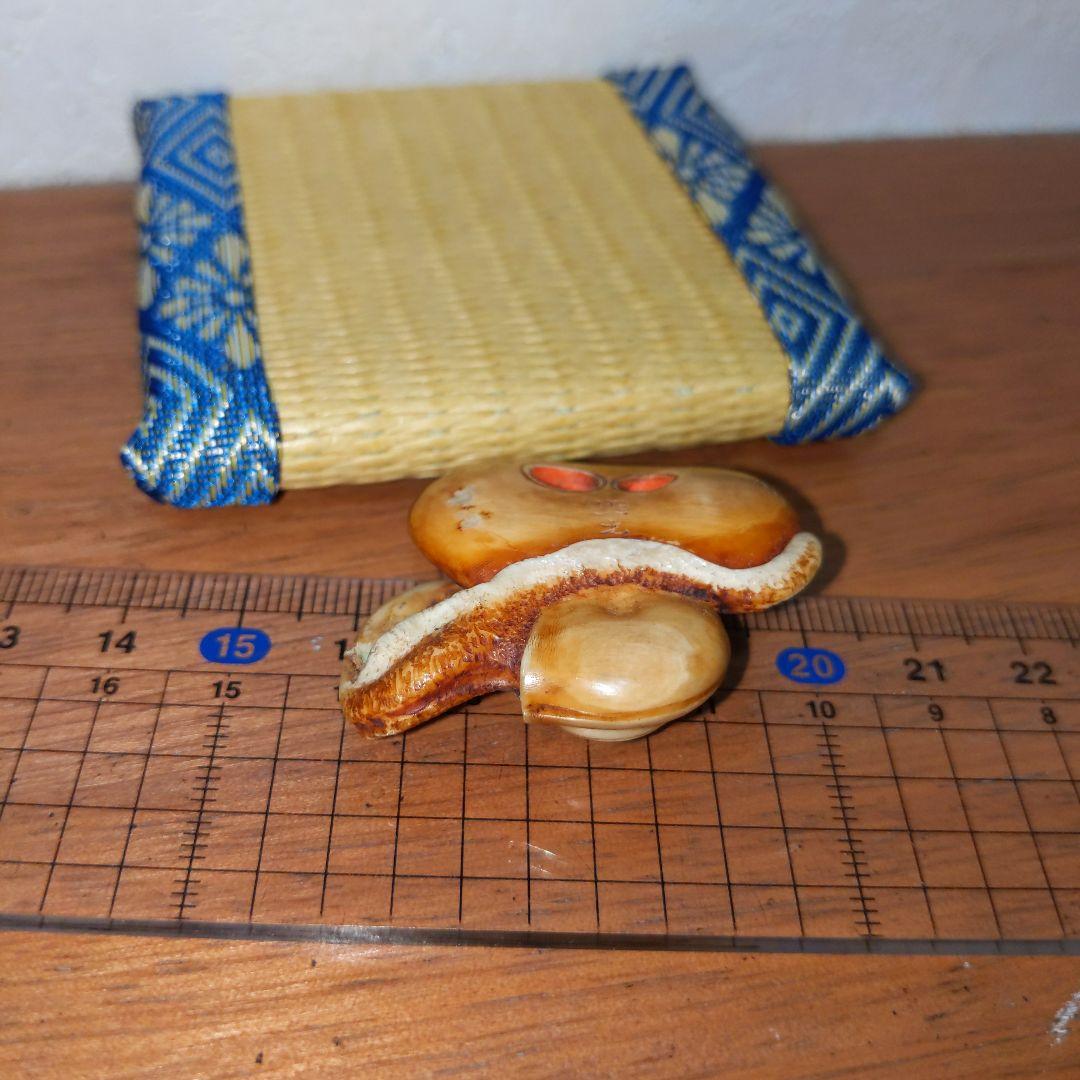 時代提物 超絶技巧根付 天然素材 在銘【茸と蝸牛】横幅約3.7cm 重さ約10ｇ