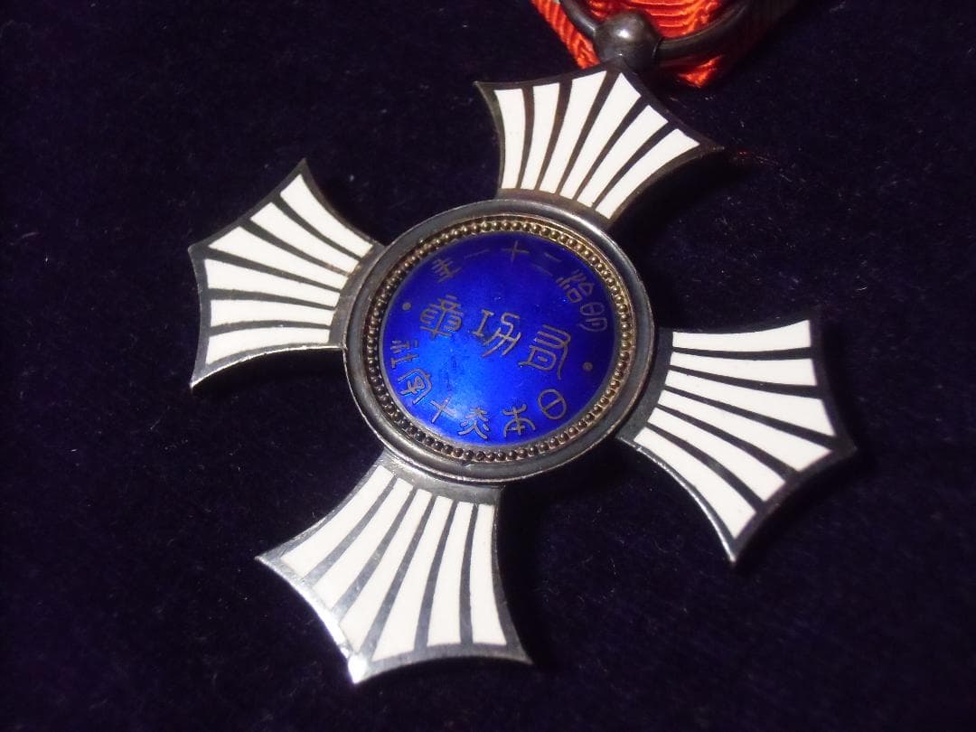 m*u様 ●日本の勲章/徽章＊ 日本赤十字社＊戦前戦中の銀色有功章＊男性用（実物