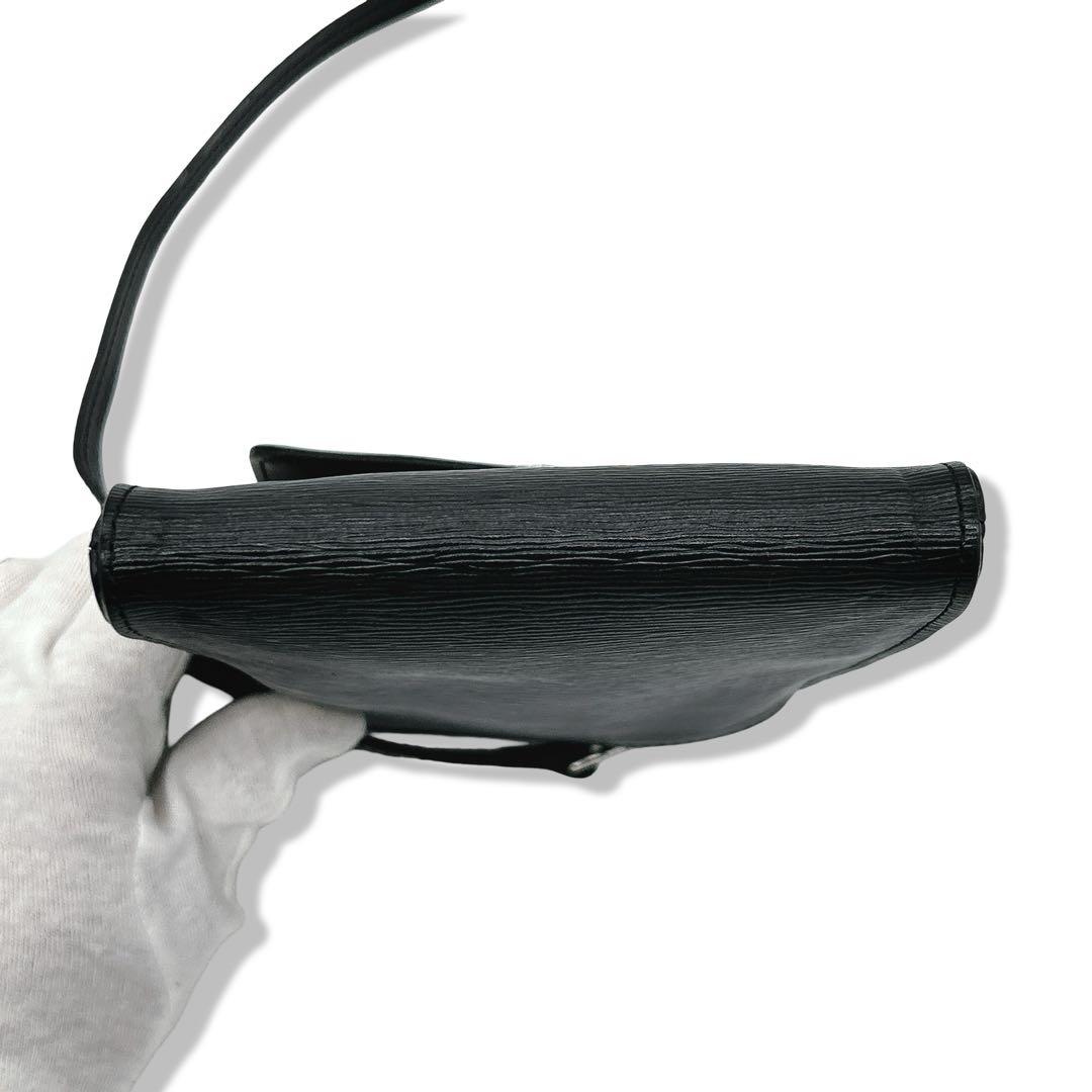 ヴィヴィアンウエストウッド スマホショルダー オーブ レザー 肩掛け 斜めがけ