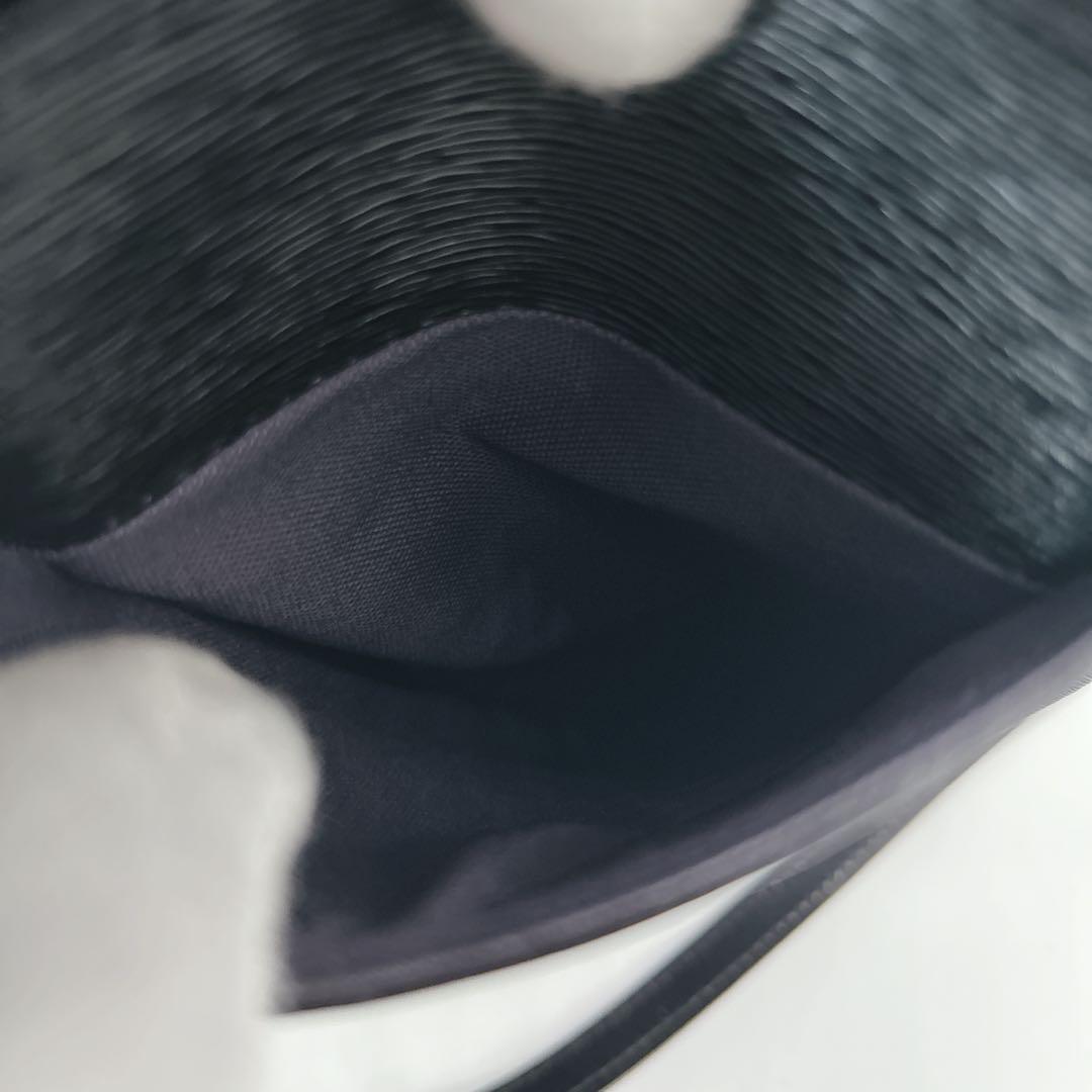 ヴィヴィアンウエストウッド スマホショルダー オーブ レザー 肩掛け 斜めがけ