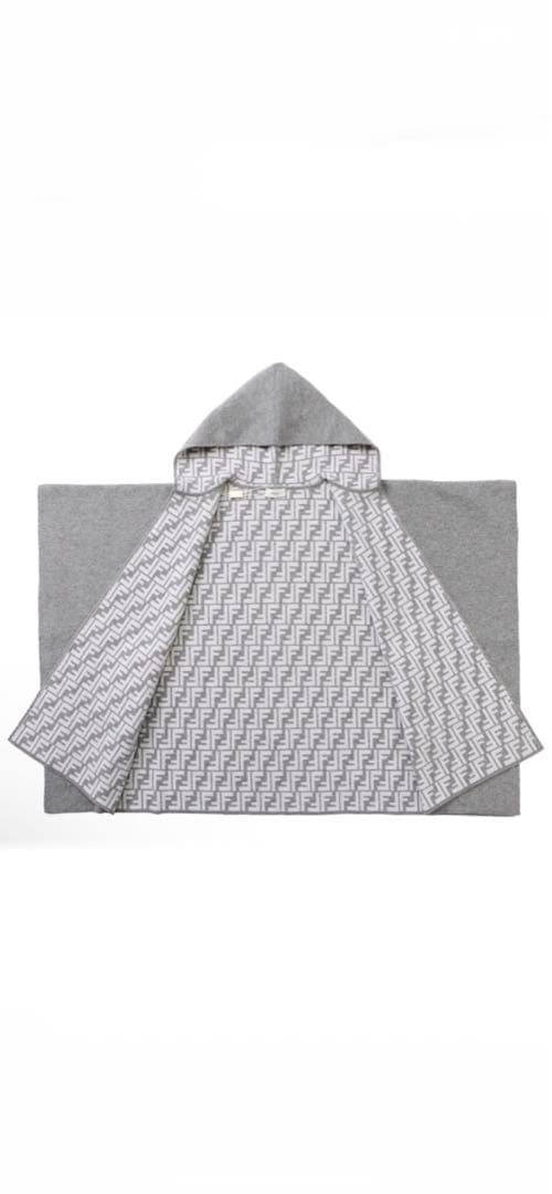 まりりんもんろ様　FENDI フード付きポンチョ グレー kids用 size4