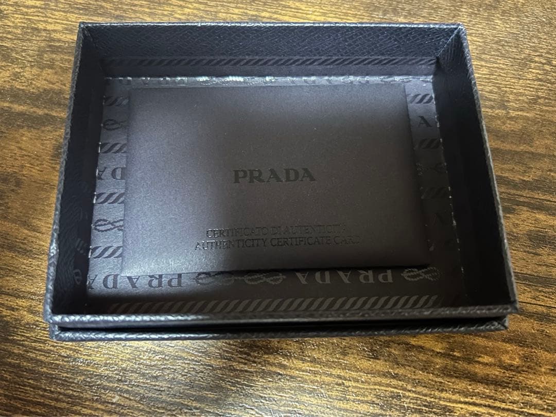 PRADA ピンクレザーキーケース 専用ボックス付き