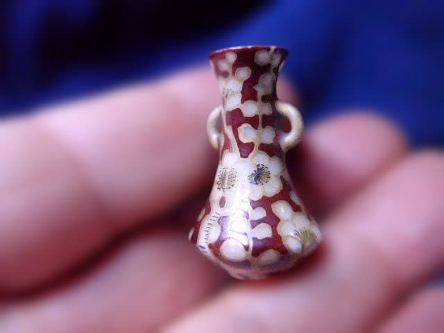 小型赤白模様花瓶