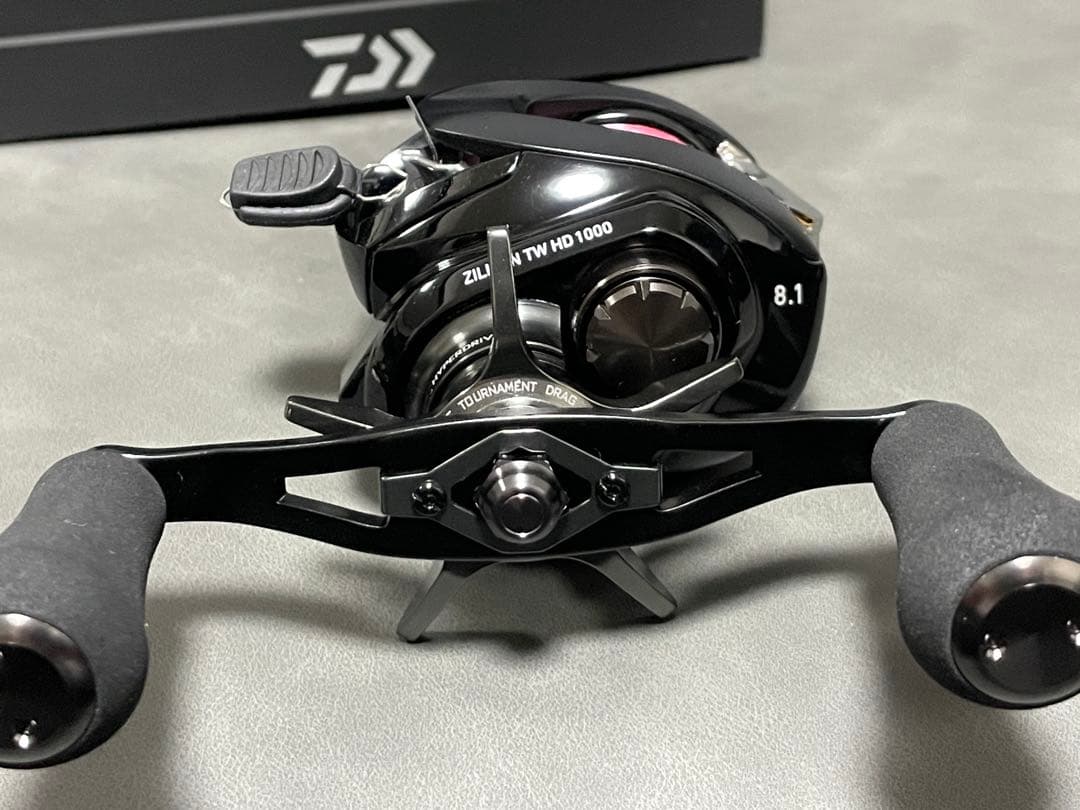 ダイワ 22ジリオン TW HD 1000XHL (左)
