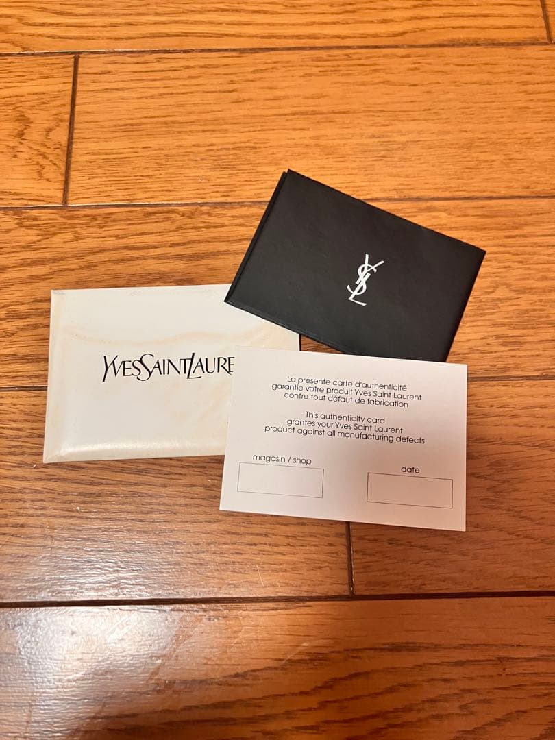 Yves Saint Laurent ブラックレザー二つ折り財布
