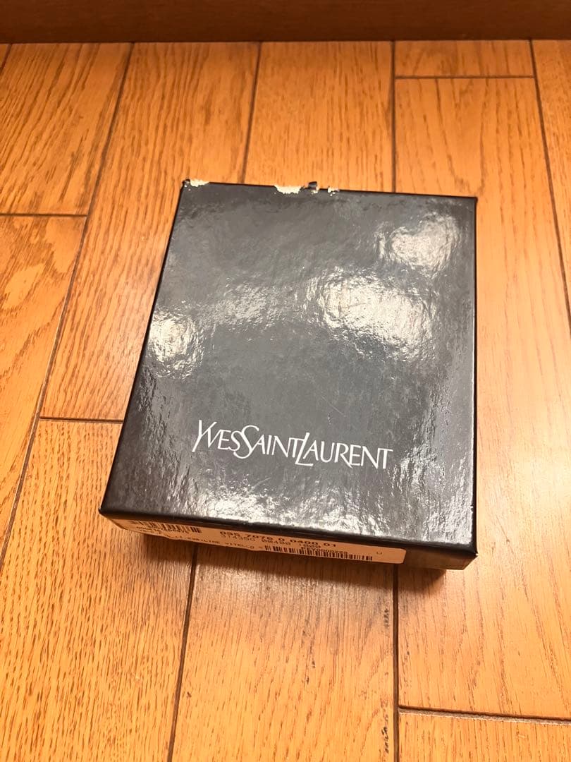 Yves Saint Laurent ブラックレザー二つ折り財布