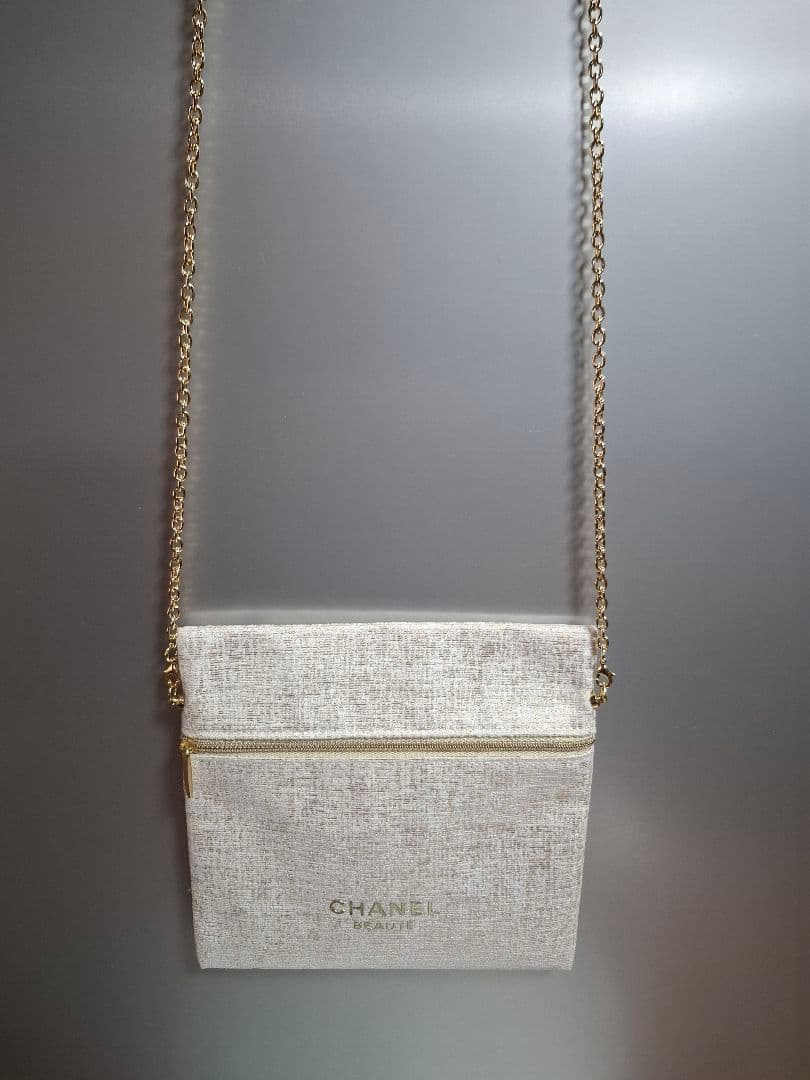 CHANEL 　ホリデー限定ポーチ　ベージュ　ノベルティ　斜め掛け