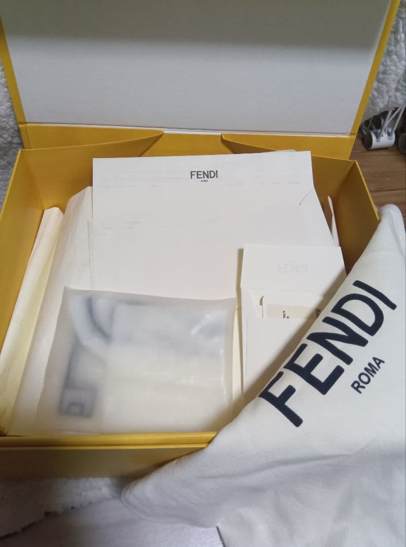 ピーカブー　アイコニック　エッセンシャリー