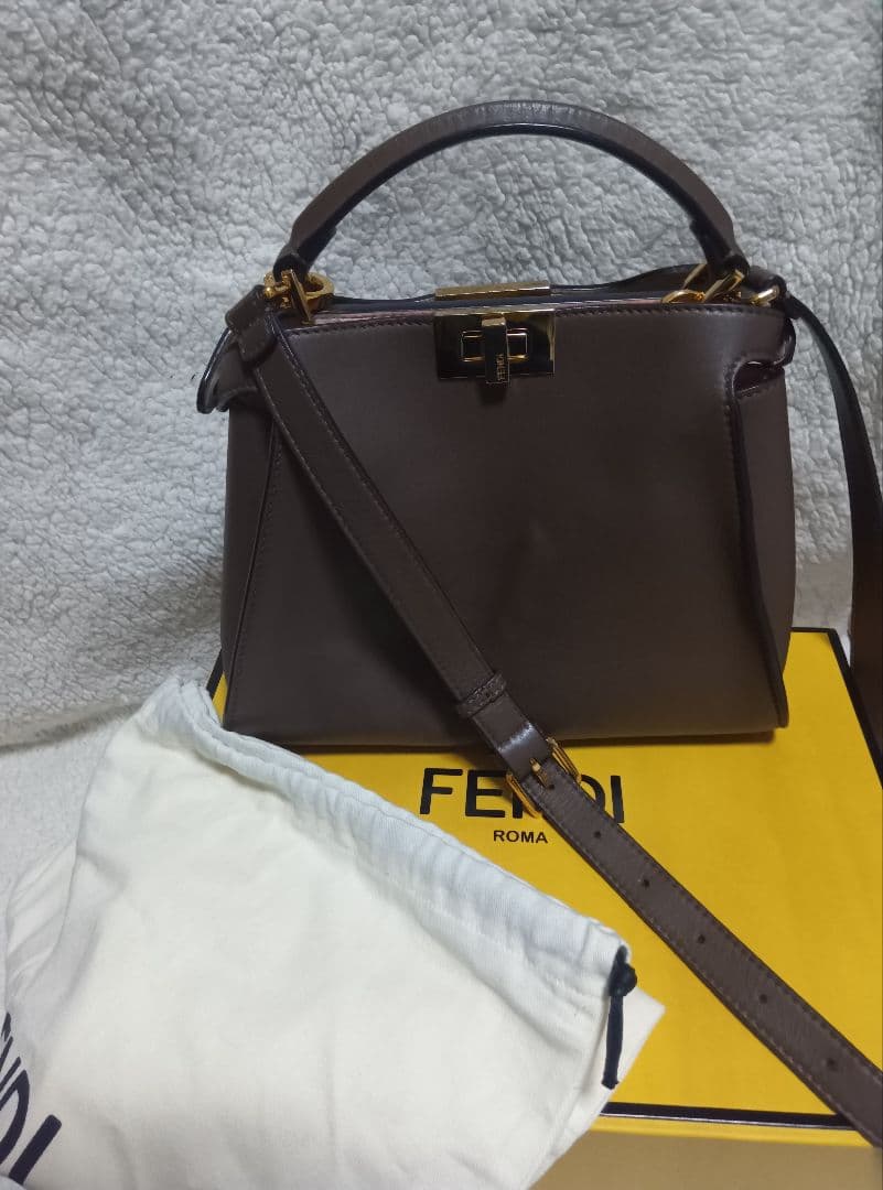 ピーカブー　アイコニック　エッセンシャリー