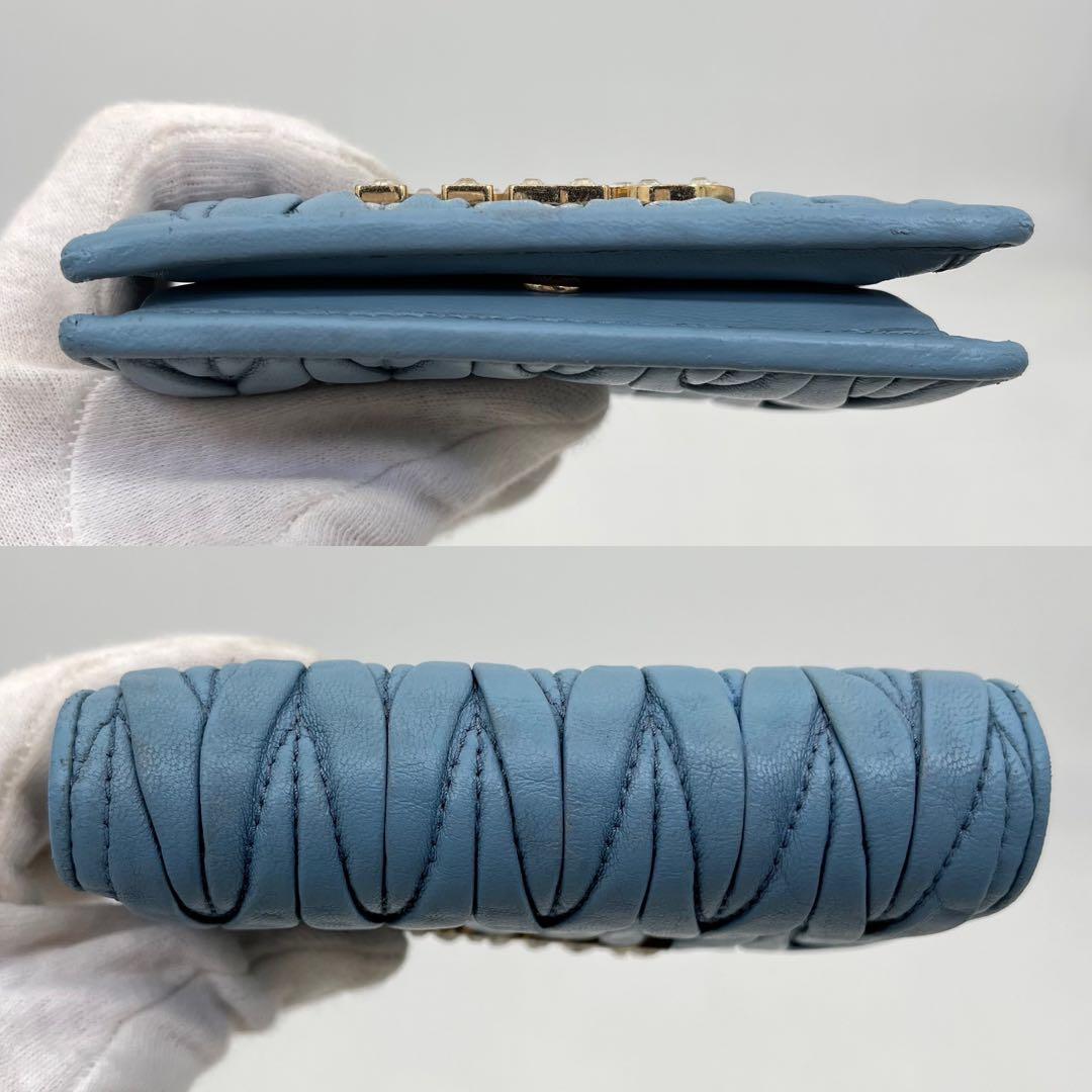 ミュウミュウ 二つ折り財布 マテラッセ クリスタル ビジュー ロゴ金具 レザー