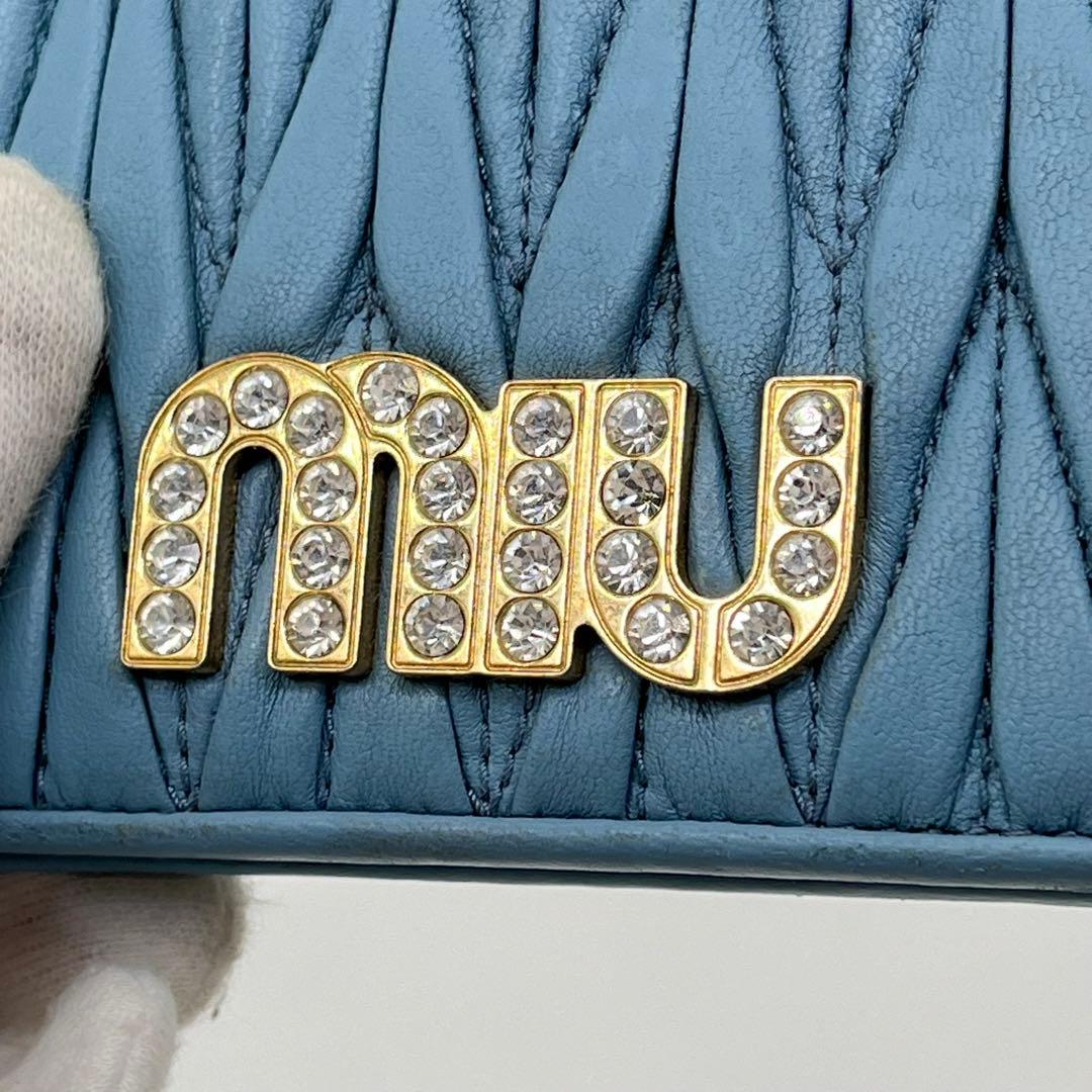 ミュウミュウ 二つ折り財布 マテラッセ クリスタル ビジュー ロゴ金具 レザー