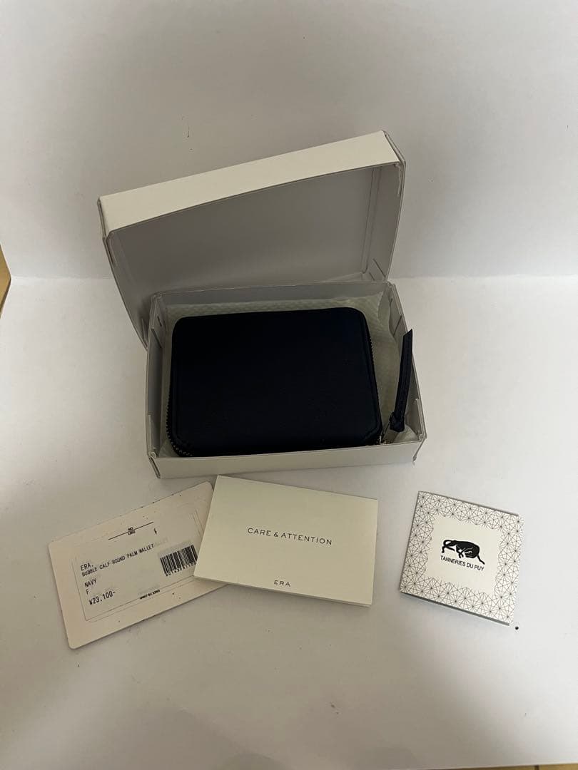 ERA. BUBBLE CALF ROUND PALM WALLET ネイビー