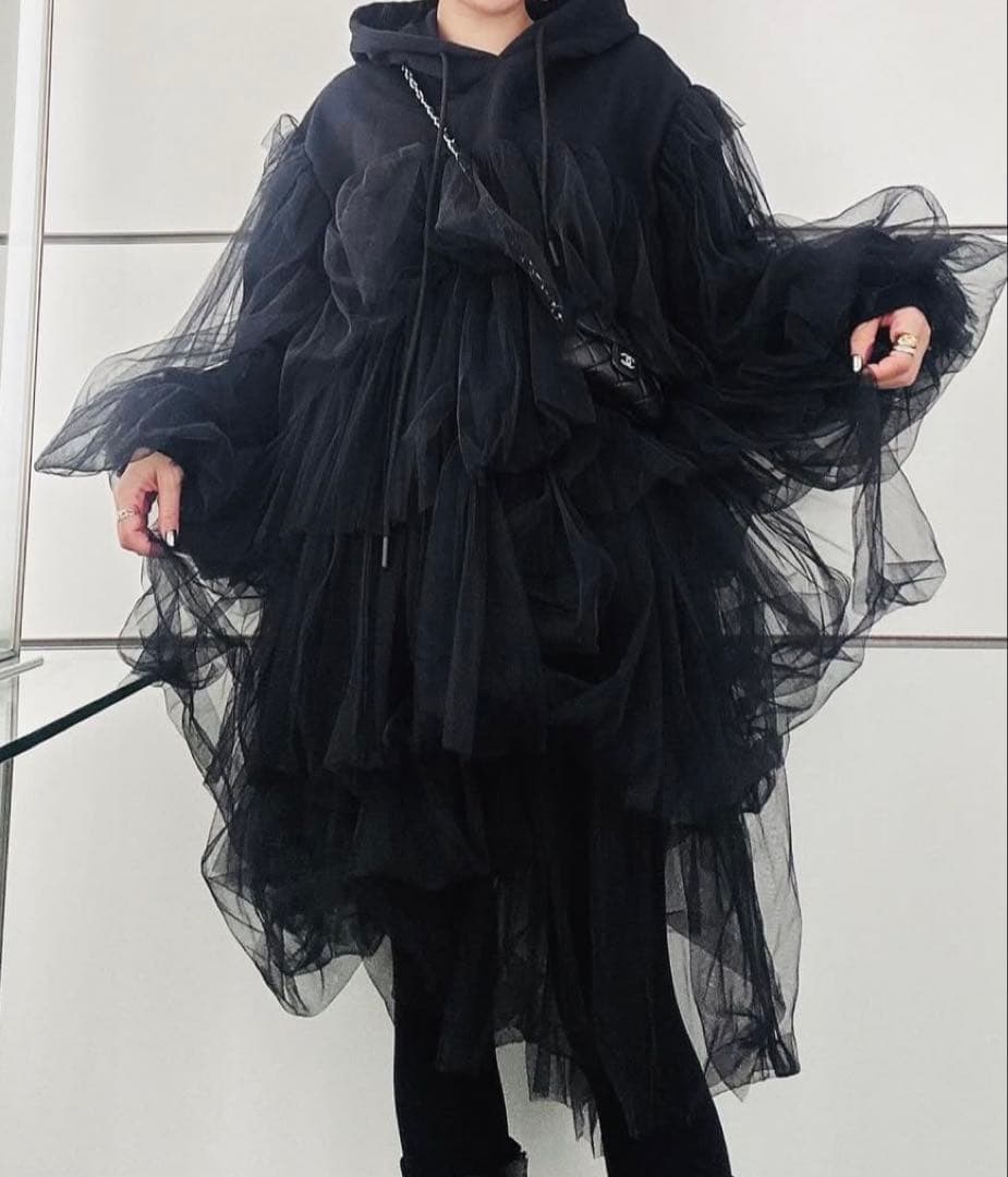 トップス VIVIANO Tiered Tulle Trimmed Sweatshirt