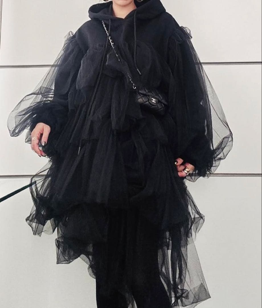 トップス VIVIANO Tiered Tulle Trimmed Sweatshirt