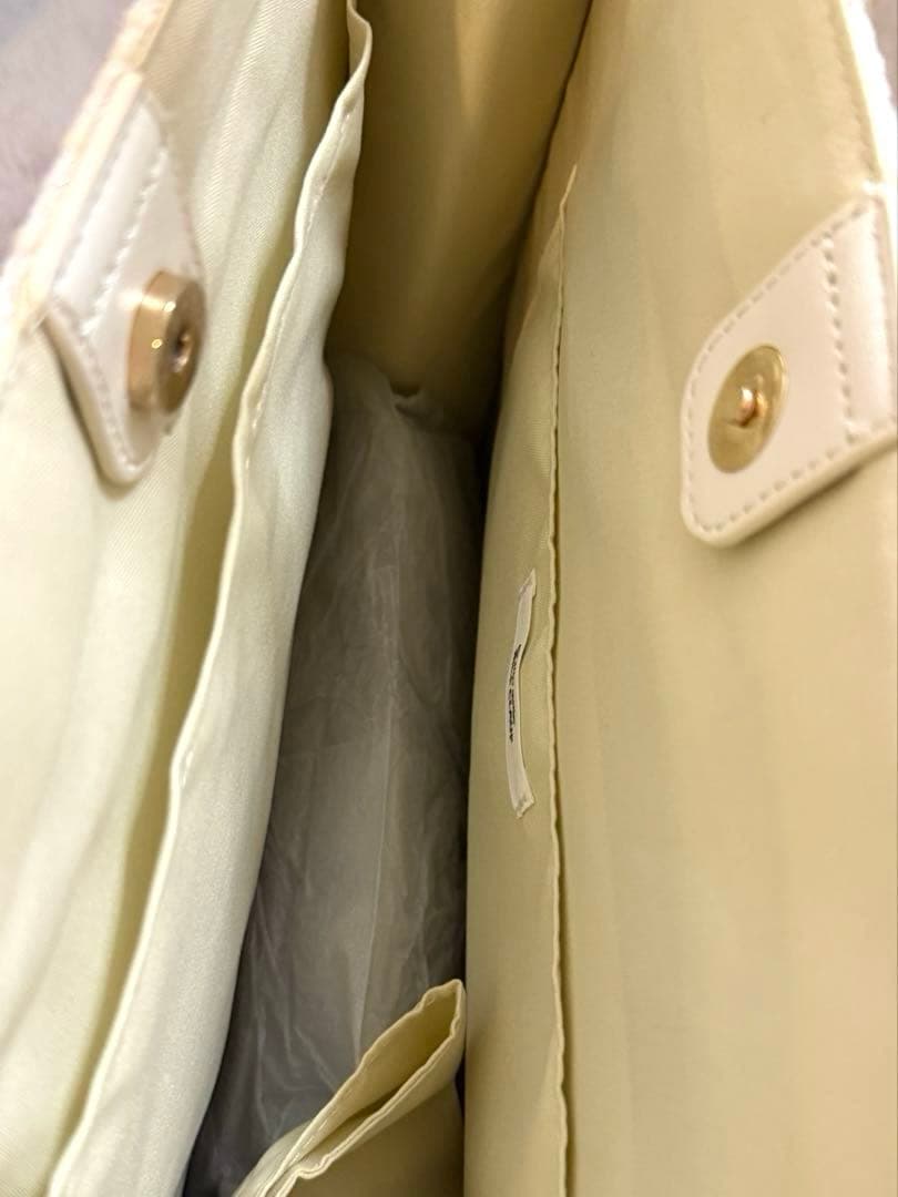 LouLoumei ハートチャーム付きトートバッグ アイボリー 白 ホワイト