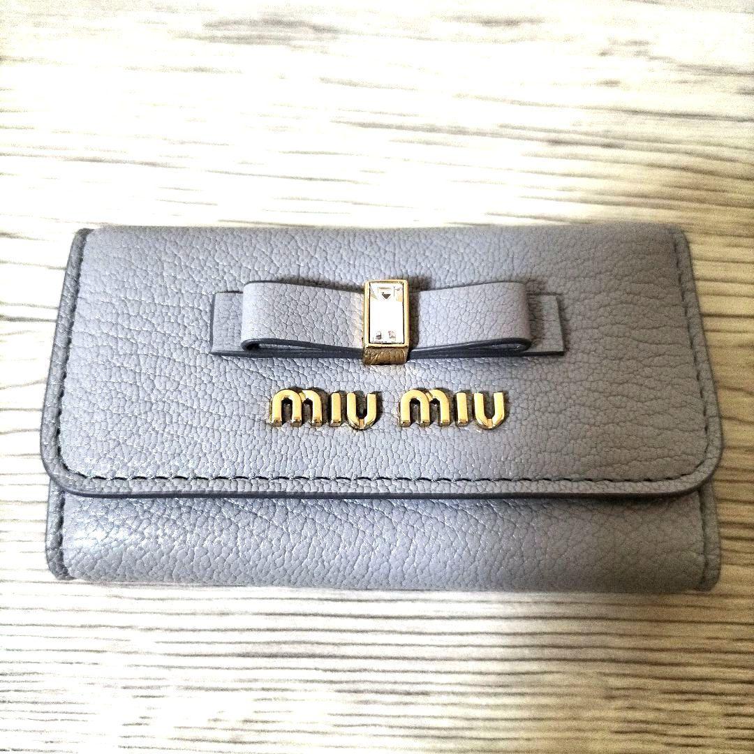 未使用 ミュウミュウ マドラス レザー 6連 キーケース グレー