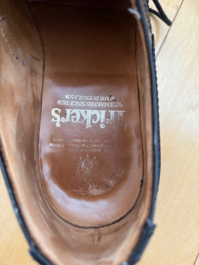 トリッカーズ黒ウィングチップ