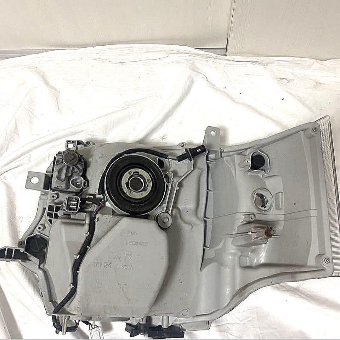 saya200系ハイエース　右ヘッドライト　koito26-137中古
