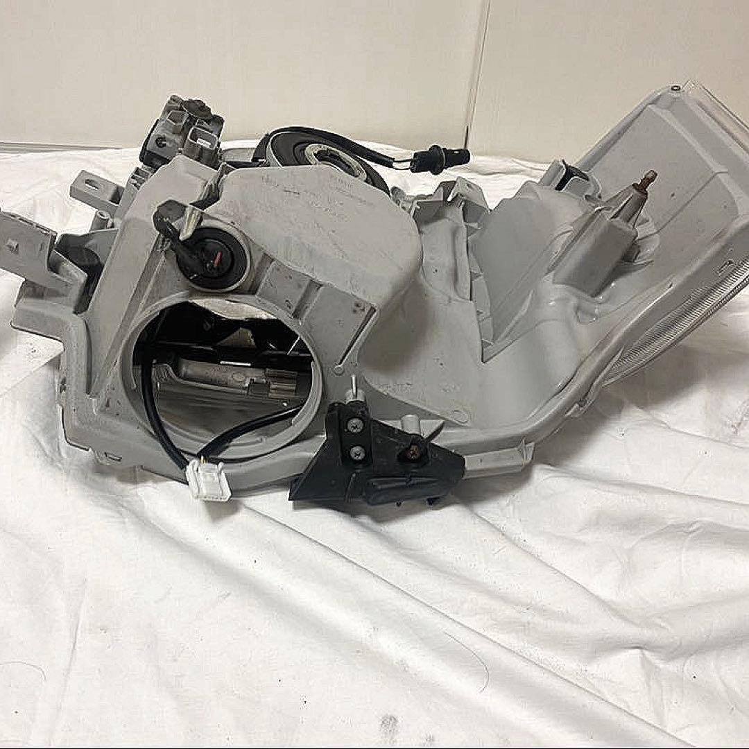 saya200系ハイエース　右ヘッドライト　koito26-137中古