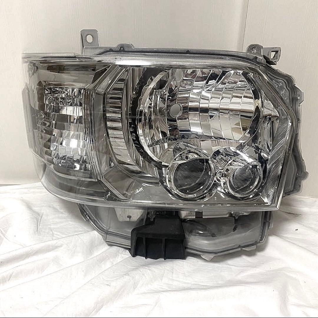 saya200系ハイエース　右ヘッドライト　koito26-137中古