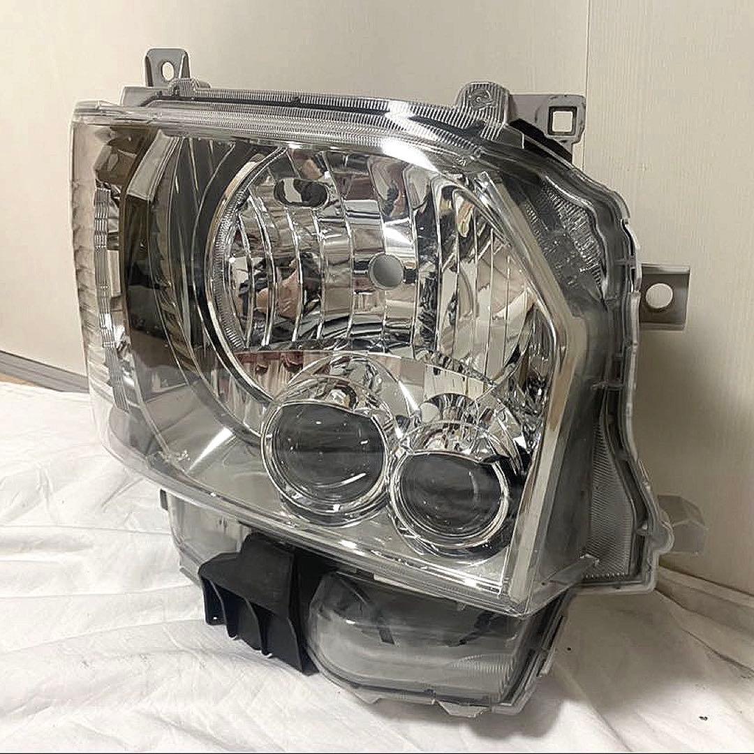 saya200系ハイエース　右ヘッドライト　koito26-137中古