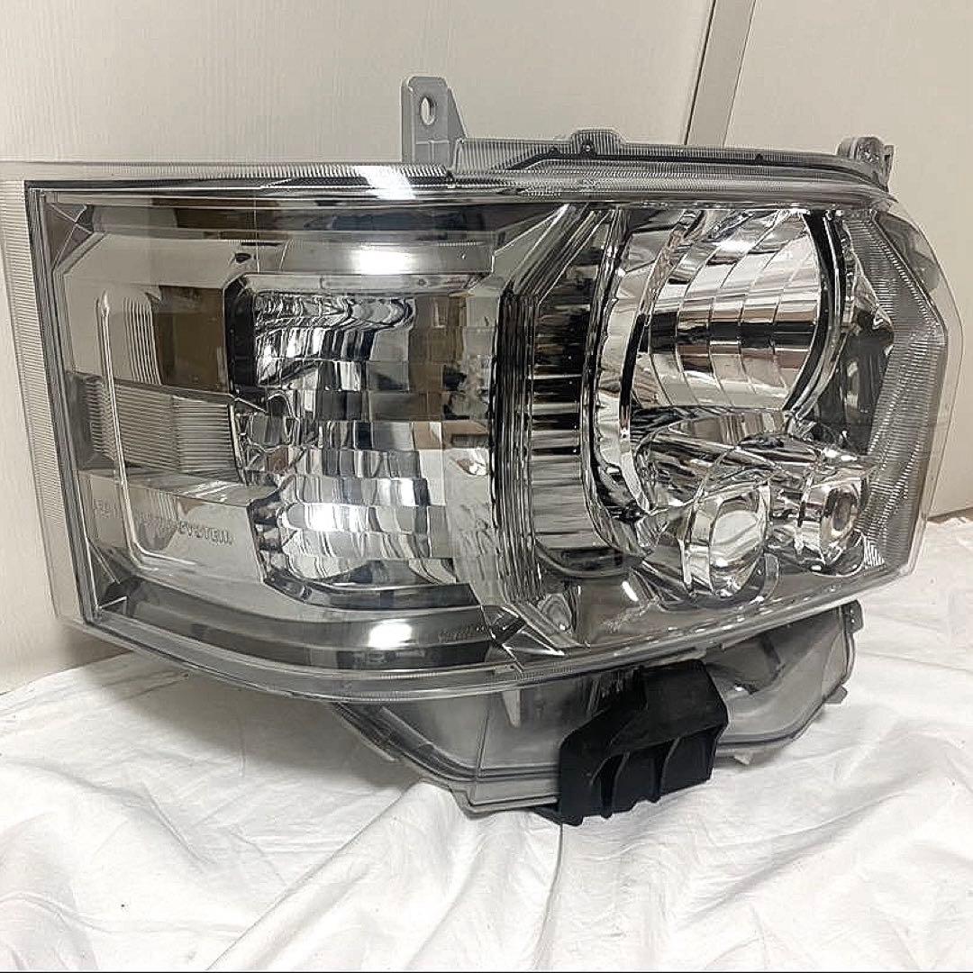saya200系ハイエース　右ヘッドライト　koito26-137中古