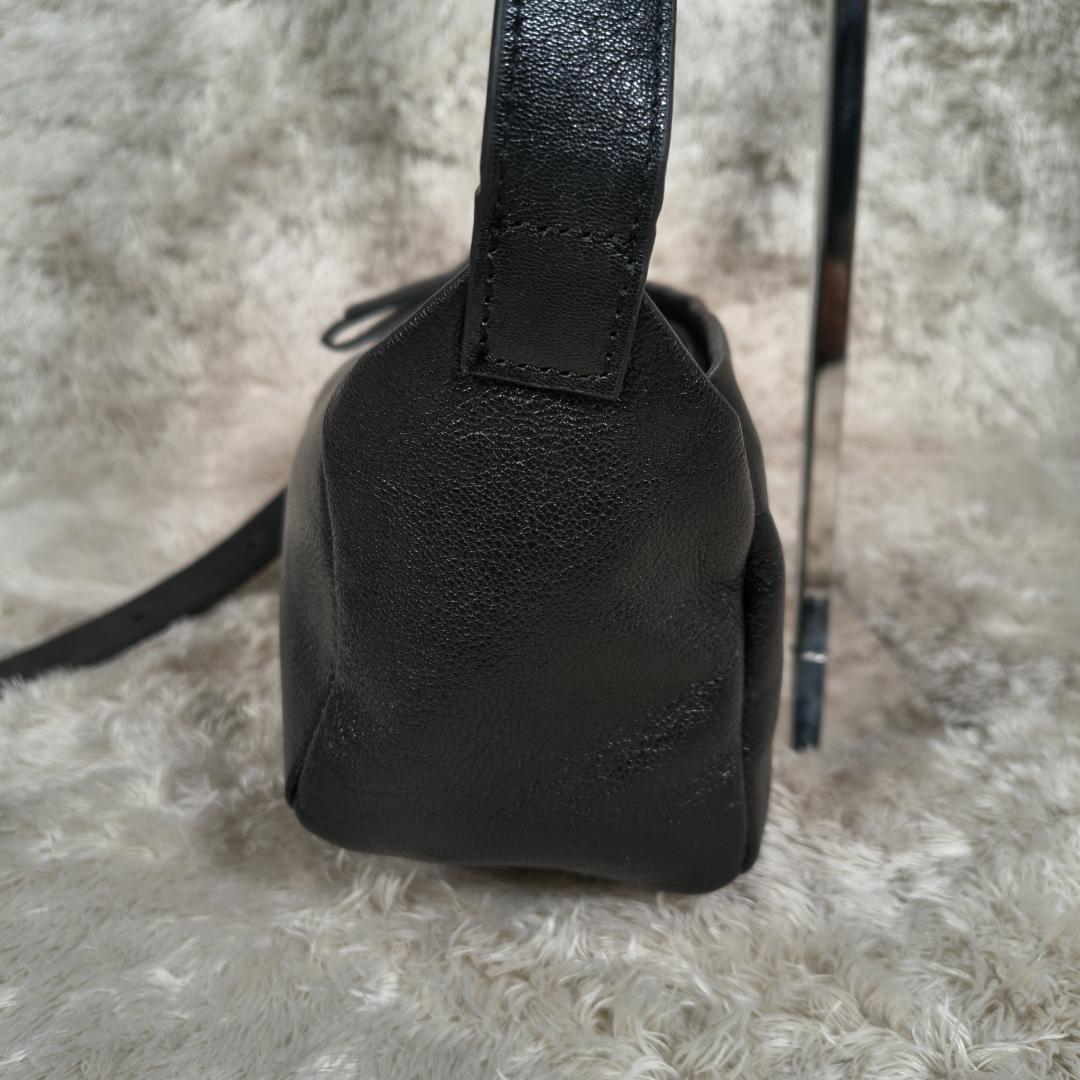 イアパピヨネ　軽量　本革　ボックスミニショルダーバッグ ブラック　レザー