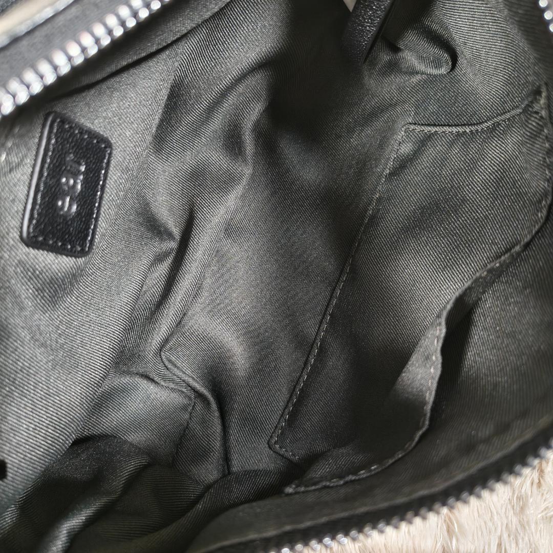 イアパピヨネ　軽量　本革　ボックスミニショルダーバッグ ブラック　レザー