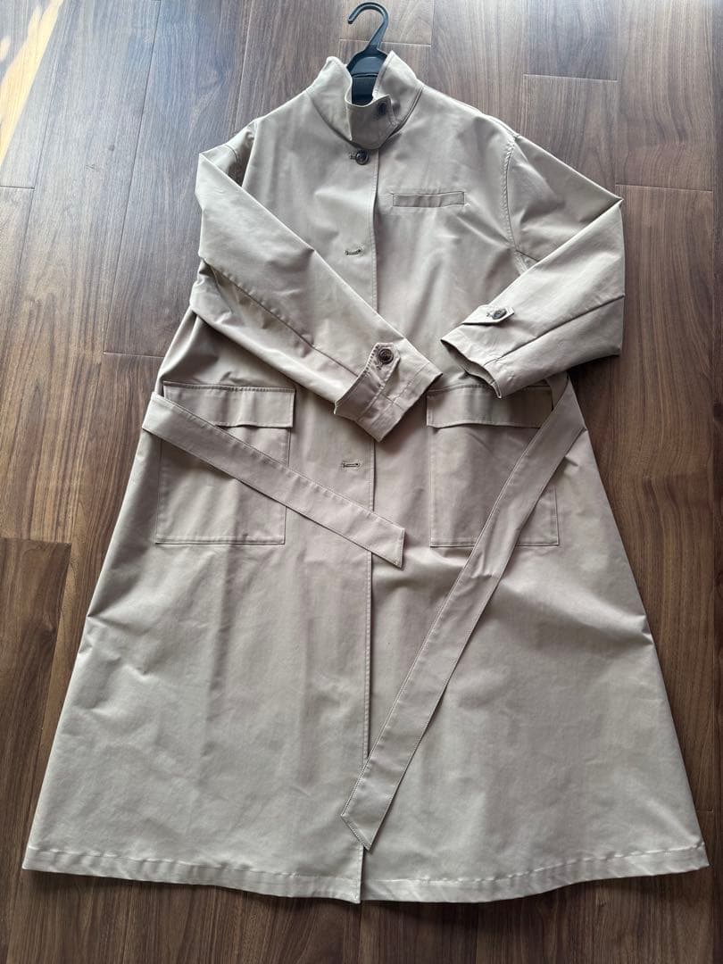 ベージュトレンチコート