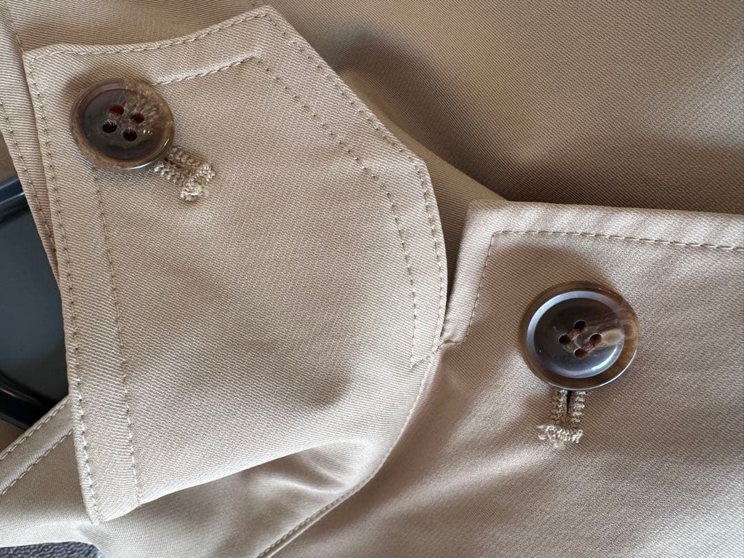 ベージュトレンチコート