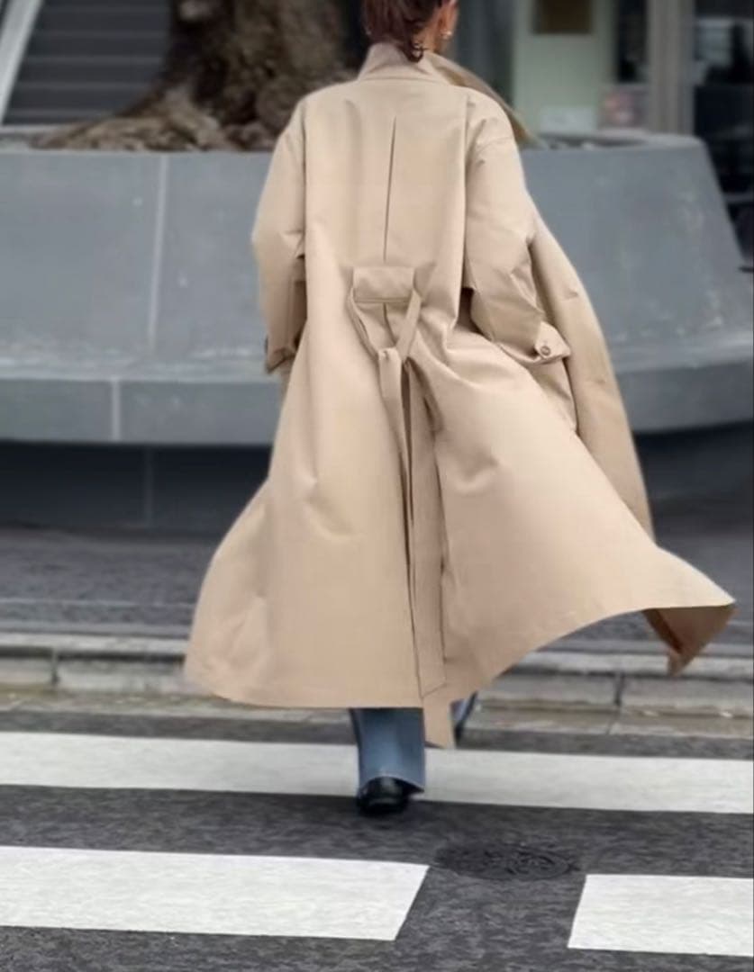 ベージュトレンチコート