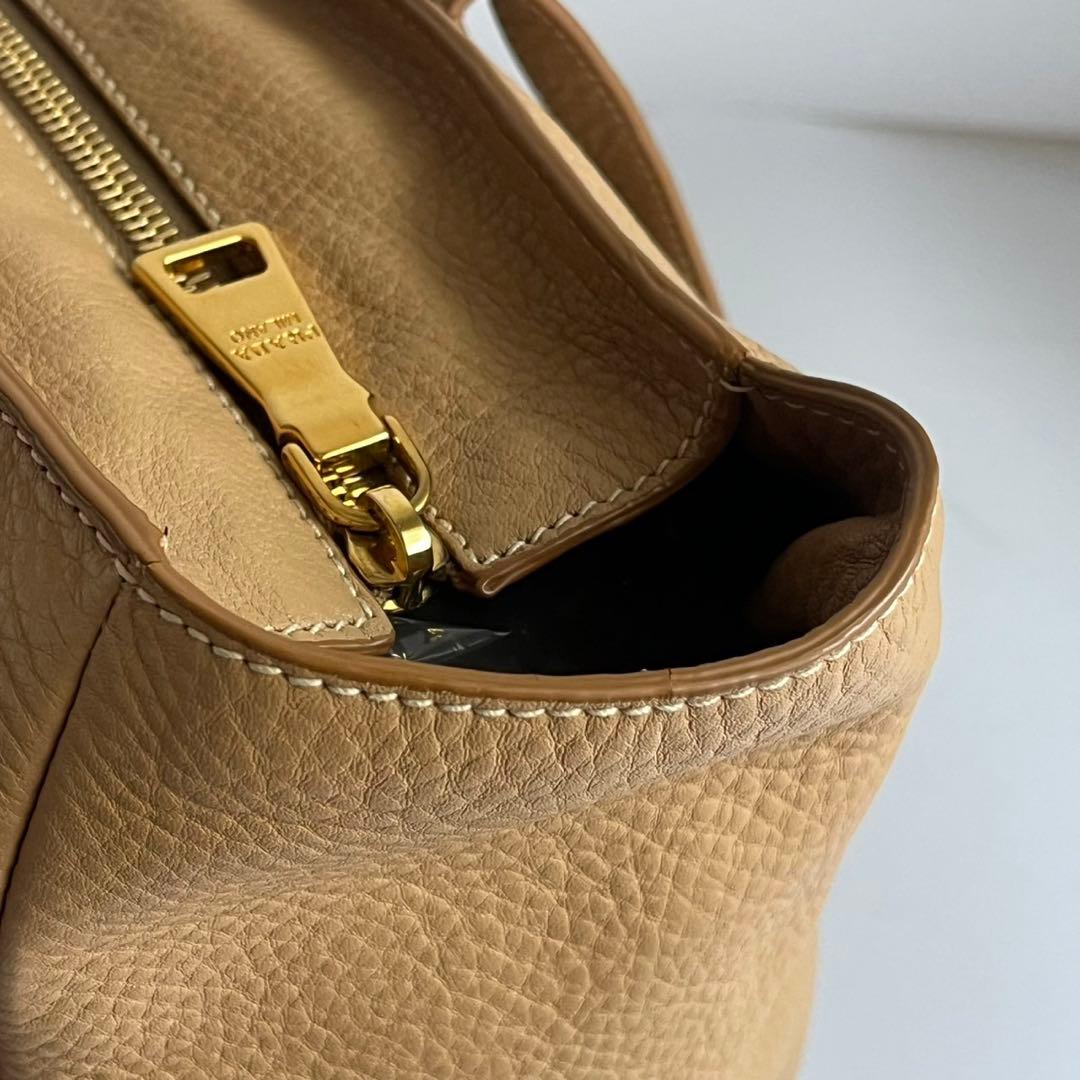 極美品✨　PRADA トートバッグ レザー　ベージュ　三角プレート