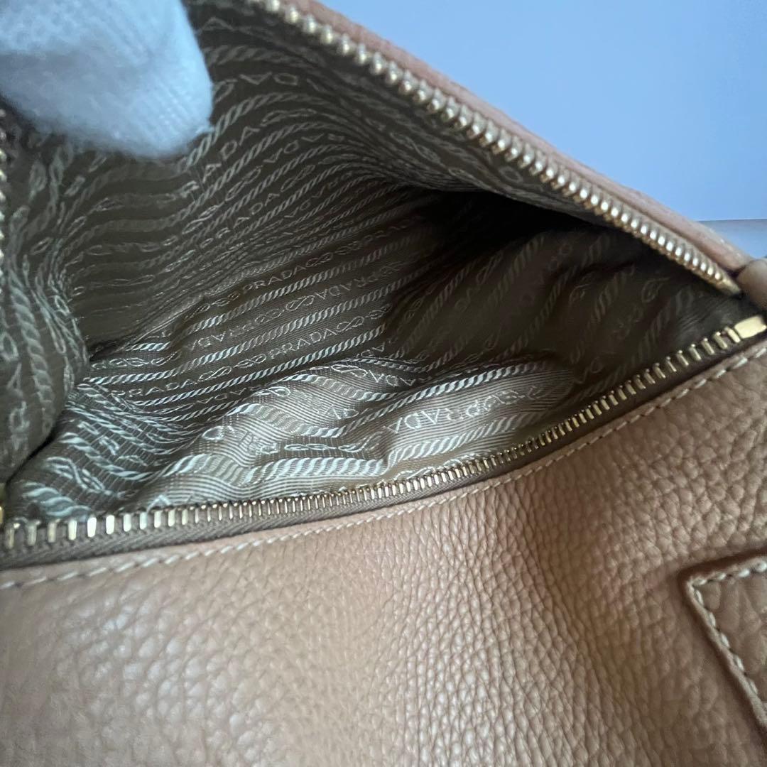 極美品✨　PRADA トートバッグ レザー　ベージュ　三角プレート