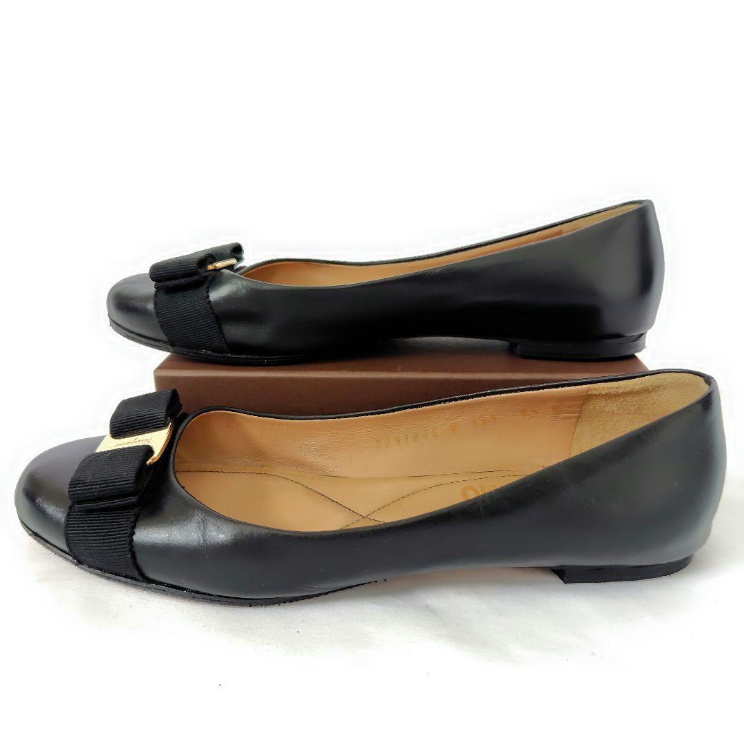 モデルサイズ☆良品❤【フェラガモ】ヴァリナ ヴァラ フラットシューズ 黒