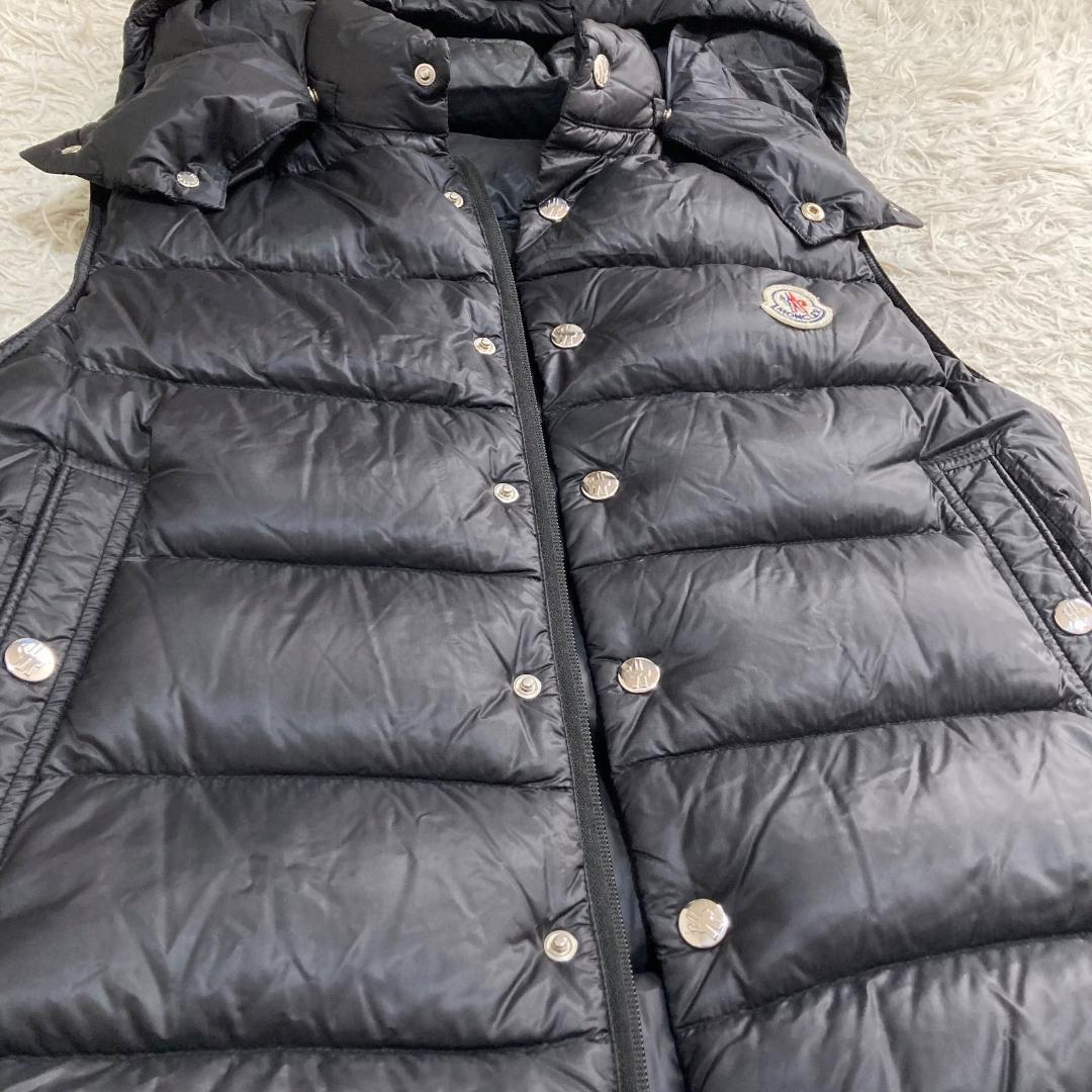 16714✨モンクレールBILLECART ダウンベスト フード ワッペンロゴ