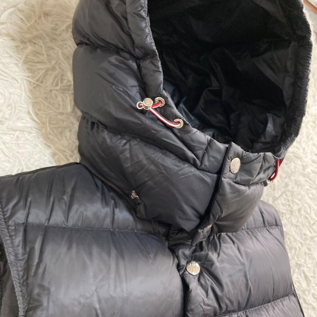 16714✨モンクレールBILLECART ダウンベスト フード ワッペンロゴ