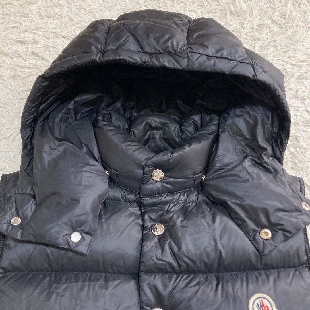 16714✨モンクレールBILLECART ダウンベスト フード ワッペンロゴ